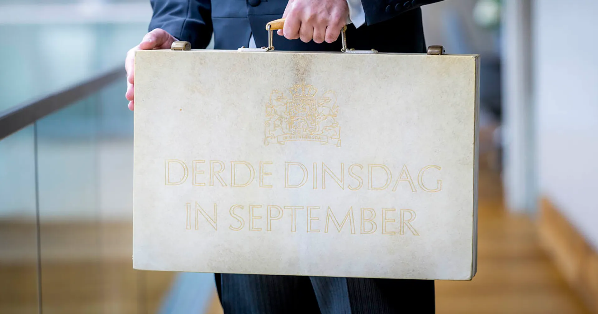 Prinsjesdag; man houdt koffer vast