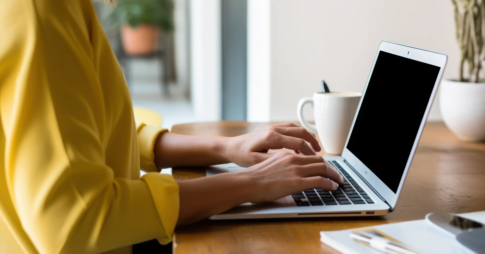 vrouw die vanuit huis werkt achter haar laptop